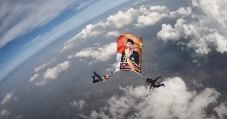 Aksi Spektakuler Penerjun Payung Polri: Kibarkan Wajah Jokowi dan Prabowo di Langit Depok