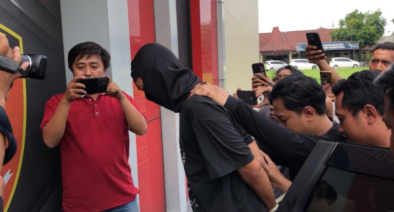 Tertangkapnya Pembunuh Pria Berhelm Merah Saat Dagang Cilok di Bandung