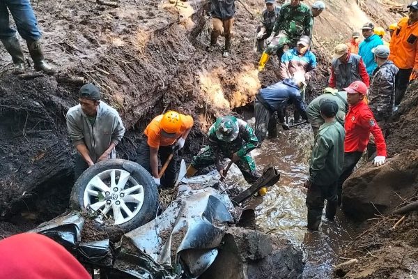 TNI AD Kerahkan Pasukan Bantu Evakuasi Longsor Pacet